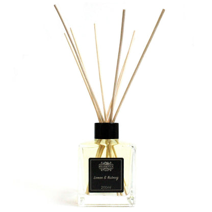 Alt-Tag: Zitronen- & Muskatnuss-Raumduft mit Rattanstäbchen – 200ML Bliss in einer Glasflasche mit Rattanstäbchen, Duft nach Zitrone und Muskatnuss