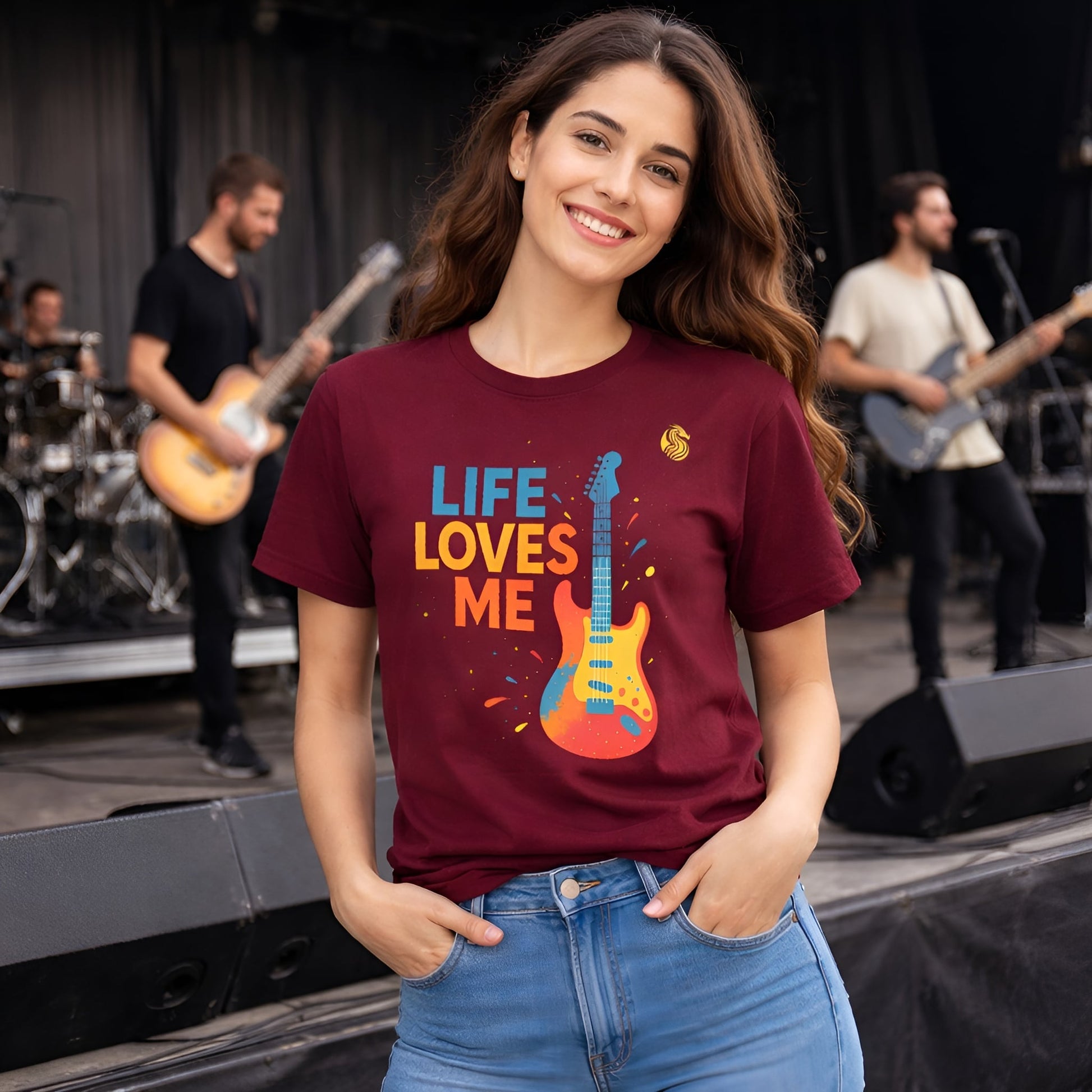 Life Loves Me Electric Guitarr Drix Camiseta Sostenible Unisex en modelo luciendo camiseta burdeos con gráfico de guitarra en escenario de concierto en vivo