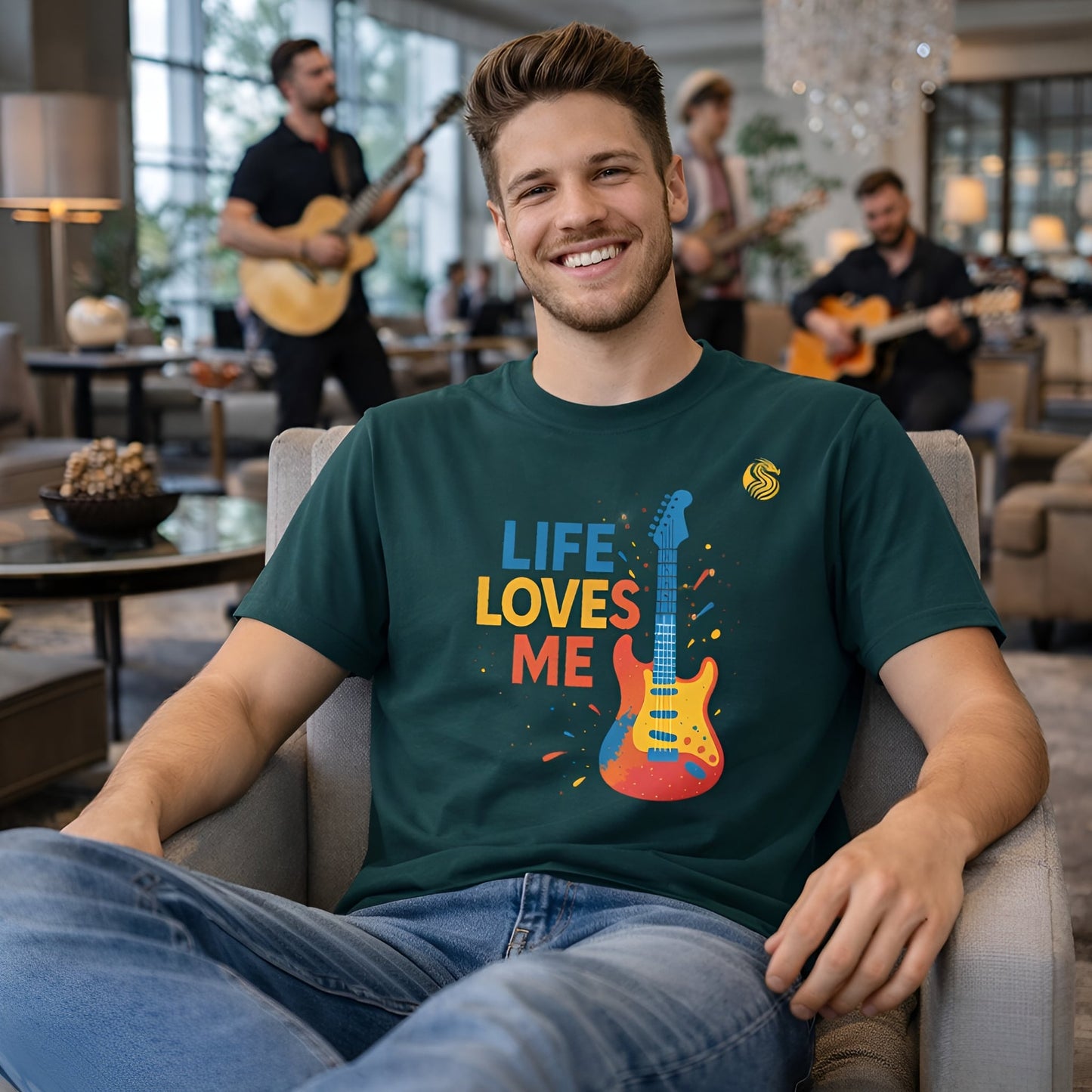 Alt Tag: Camiseta sostenible Unisex Life Loves Me Electric Guitarr Drix con gráfico de guitarra, modelo con camiseta "Life Loves Me" verde oscuro