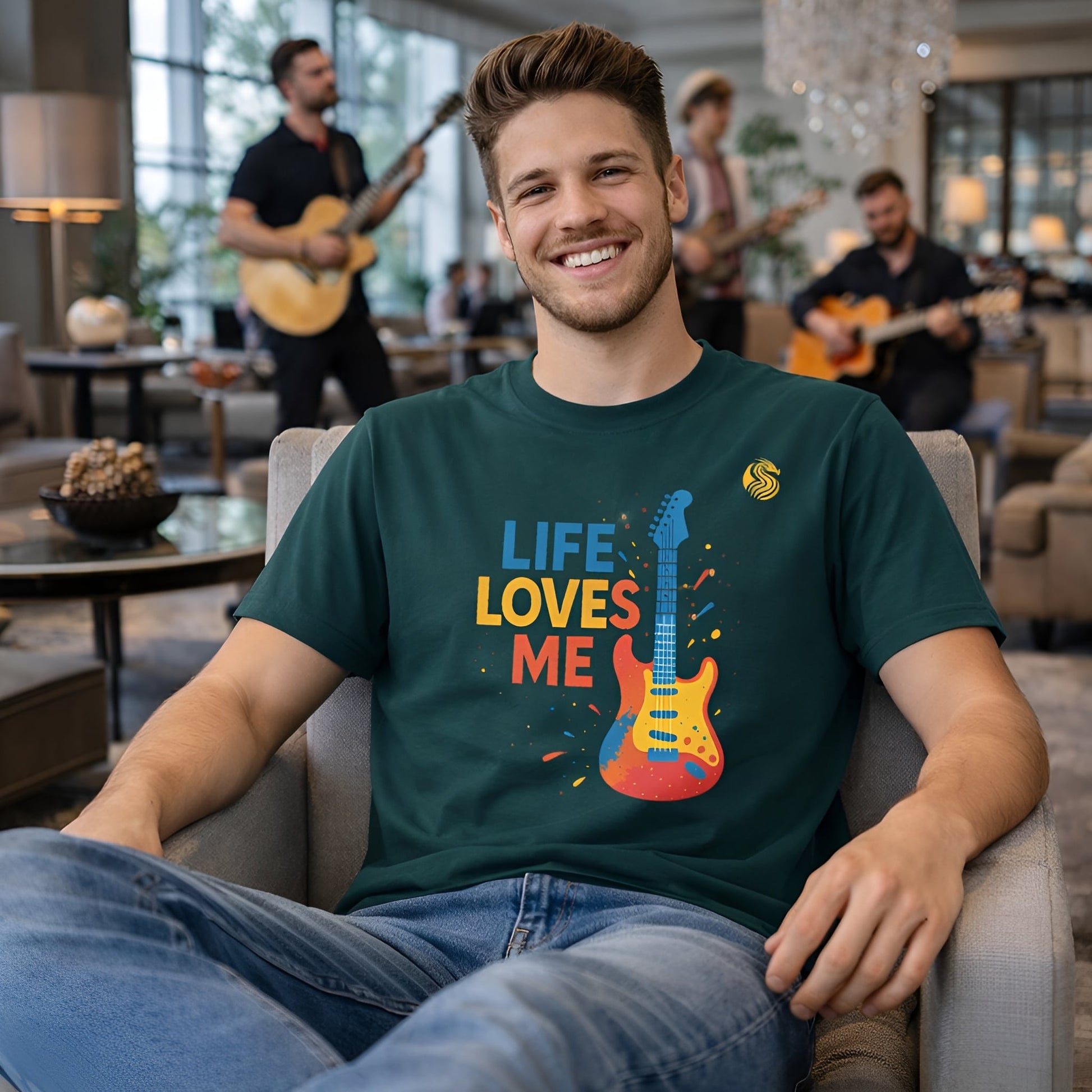 Alt Tag: Camiseta sostenible Unisex Life Loves Me Electric Guitarr Drix con gráfico de guitarra, modelo con camiseta "Life Loves Me" verde oscuro