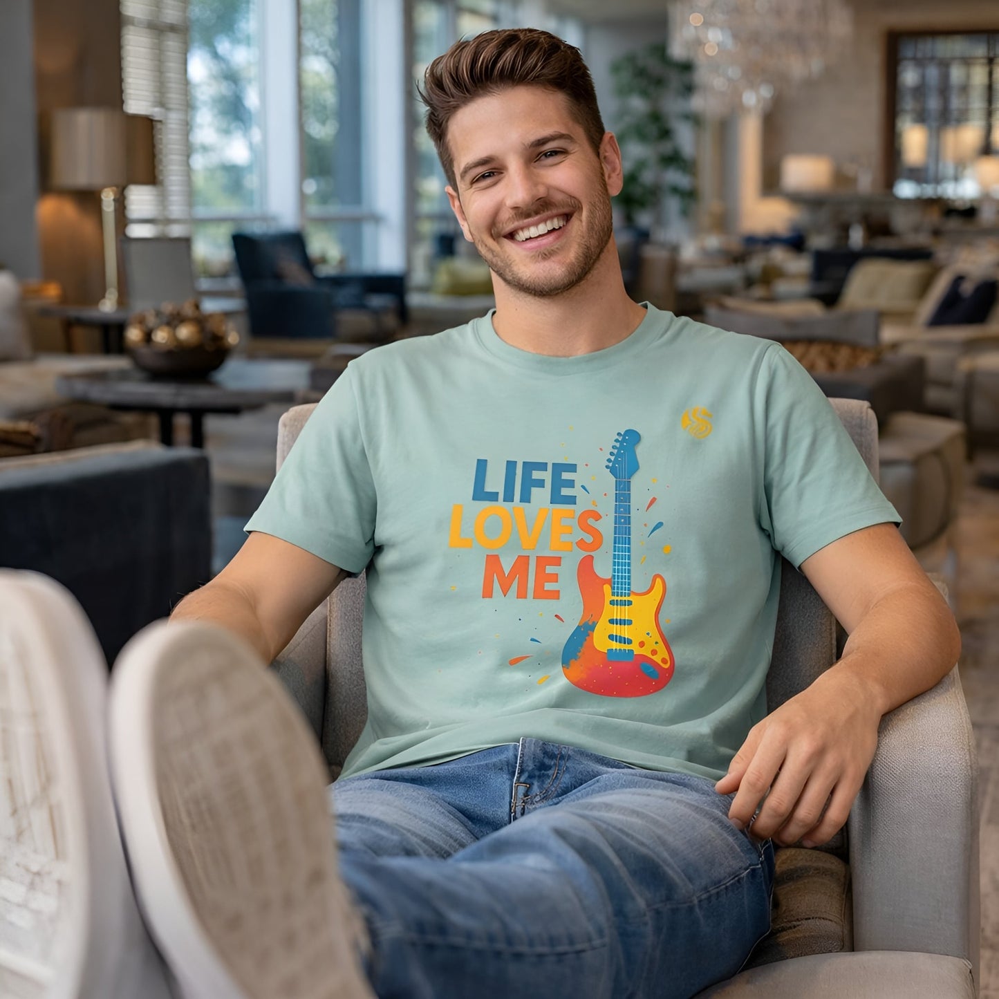 Alt Tag: Modelo usando Life Loves Me Electric Guitarr Drix Camiseta sostenible Unisex con gráfico de guitarra eléctrica y texto “LIFE LOVES ME”