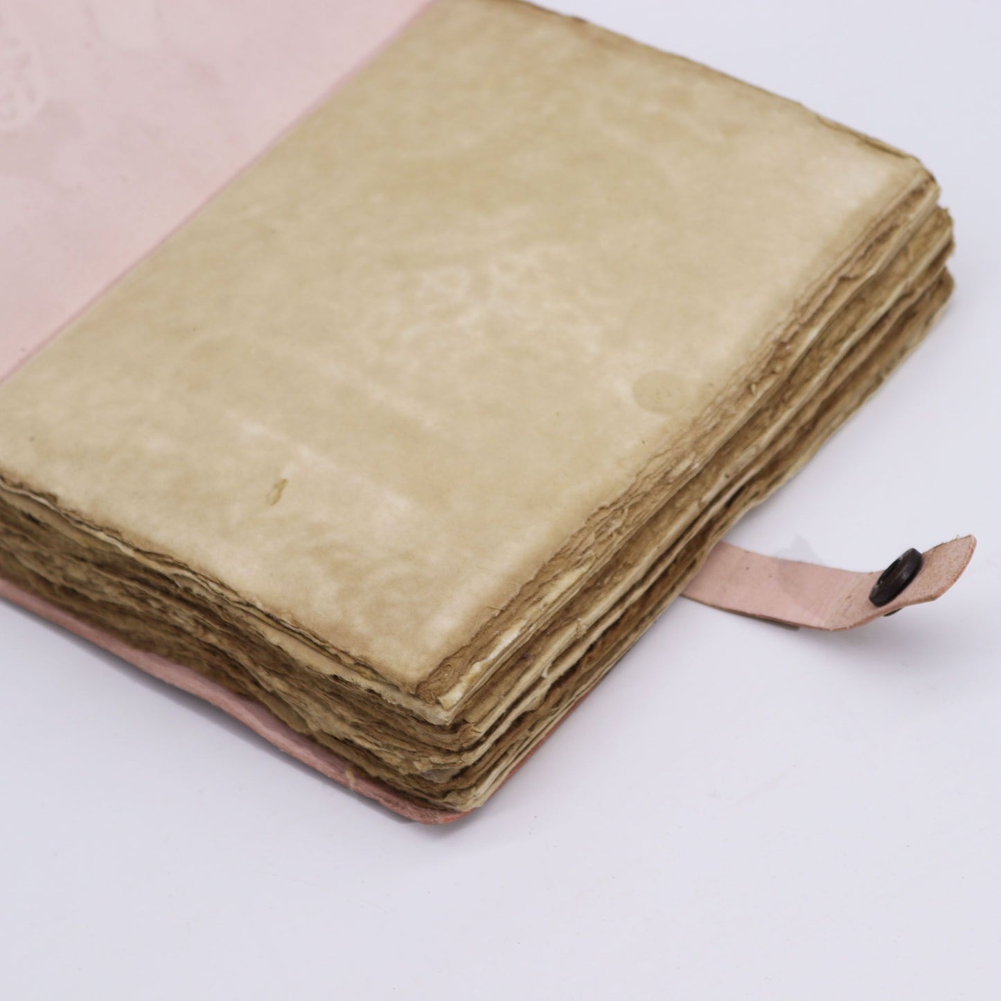 Light Tan Leather Notebook – 200 Pages, 20x15 CM with deckle-edged pages, light tan leather cover and tie strap closure
