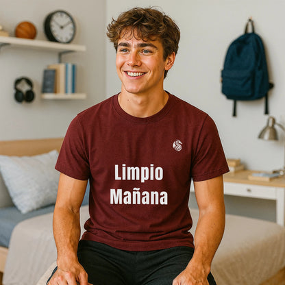 Limpio Mañana Adolecente Premium Unisex T-Shirt en color burdeos con texto “Limpio Mañana”, modelo sentado en dormitorio
