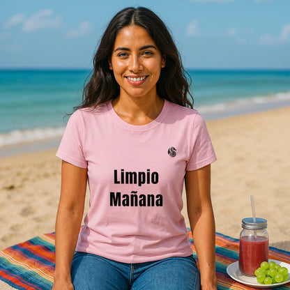 Alt Tag: Limpio Mañana Adolecente Premium Unisex T-Shirt camiseta unisex rosa con texto Limpio Mañana, modelo sentada en la playa