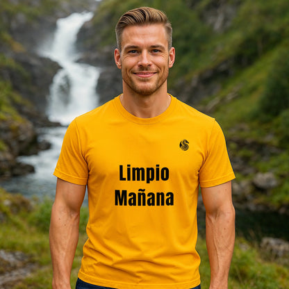 Alt Tag: Modelo usando Limpio Mañana Adolecente Premium Unisex T-Shirt amarilla con texto “Limpio Mañana” frente a cascada