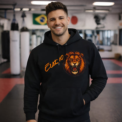 Alt Tag: Lion Personalized Marcial Arts Premium Unisex Hoodie negra con diseño de león y nombre, usada por hombre en gimnasio de artes marciales
