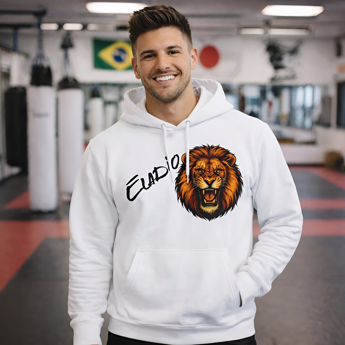 Lion Personalized Marcial Arts Premium Unisex Hoodie blanca de algodón orgánico con gráfico de león rugiendo y nombre personalizado, en gimnasio