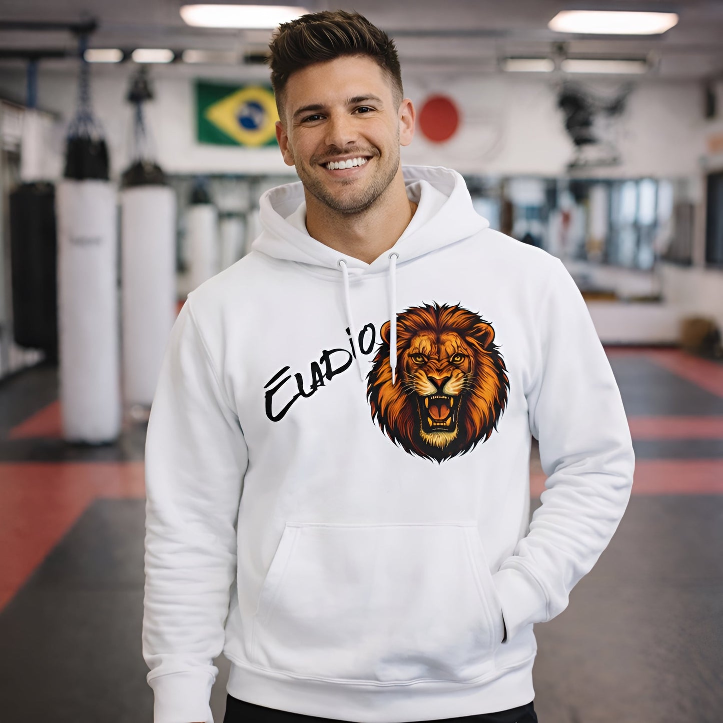 Lion Personalized Marcial Arts Premium Unisex Hoodie blanca de algodón orgánico con gráfico de león rugiendo y nombre personalizado, en gimnasio
