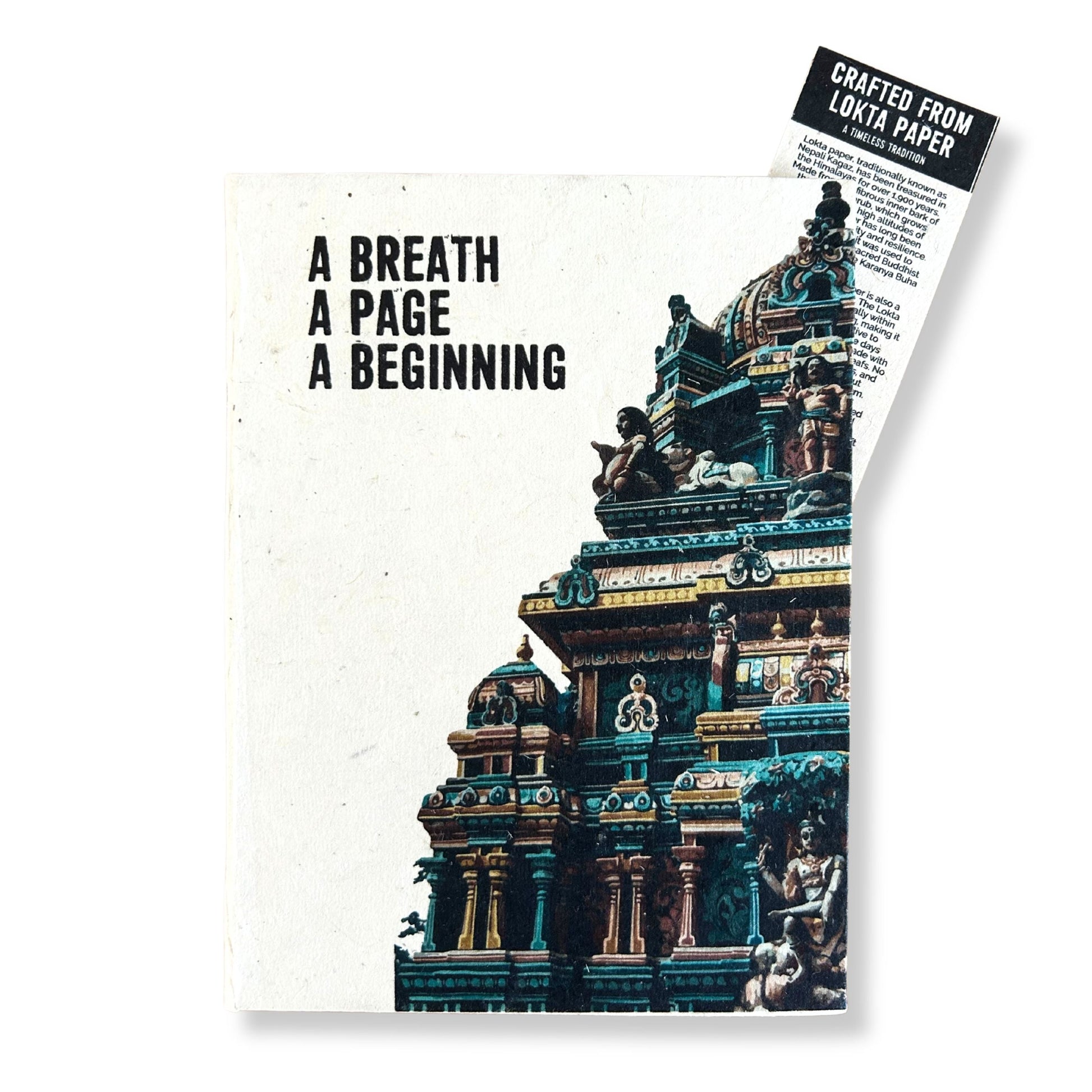 Lokta Inspiration Notizbuch – 21x15 CM, 45 Blätter, Lesezeichen, portada mit Tempelillustration und Text „A Breath A Page A Beginning“