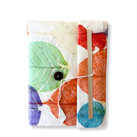 Lokta Paper Notebook – 21x15 CM – 45 Leaf, cuaderno artesanal de papel lokta con diseño de hojas multicolor y cierre de cordón