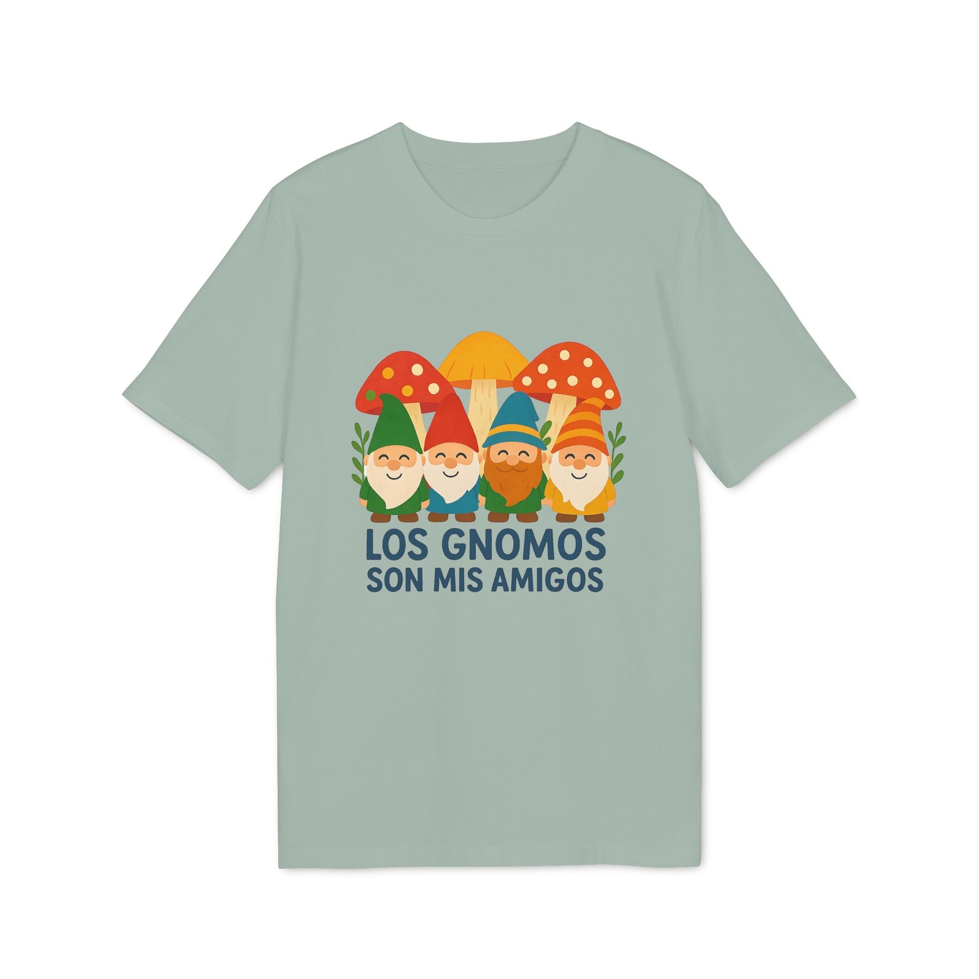 Alt Tag: Los Gnomos Son Mis Amigos Organica 100% Organic Cotton T-Shirt camiseta verde con ilustración de gnomos y setas, texto “LOS GNOMOS SON MIS AMIGOS”