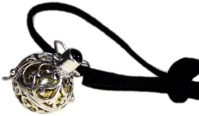 Alt Tag: Luxurious Silver Angel Bell – Night-time 18MM colgante de plata 925 con cordón negro y diseño calado de campana
