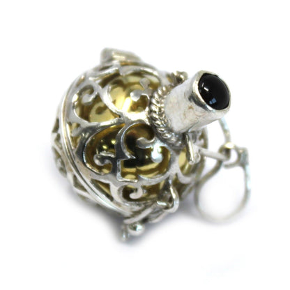 Alt Tag: Luxurious Silver Angel Bell – Night-time 18MM colgante de plata 925 con diseño calado y detalle de piedra negra, vista cercana