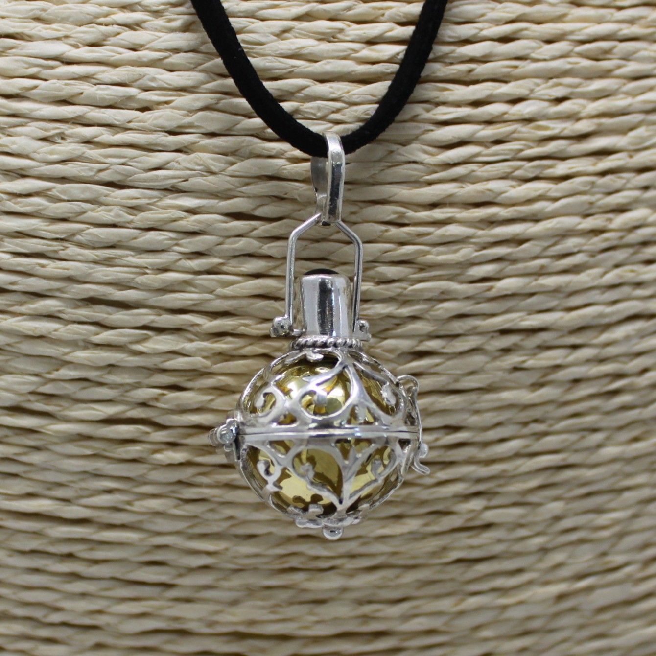 Alt Tag: Luxurious Silver Angel Bell – Night-time 18MM colgante 925 plata con cordón negro, diseño calado artesanal