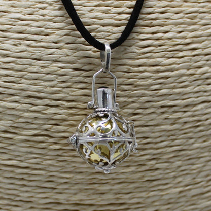 Alt Tag: Luxurious Silver Angel Bell – Night-time 18MM colgante 925 plata con cordón negro, diseño calado artesanal