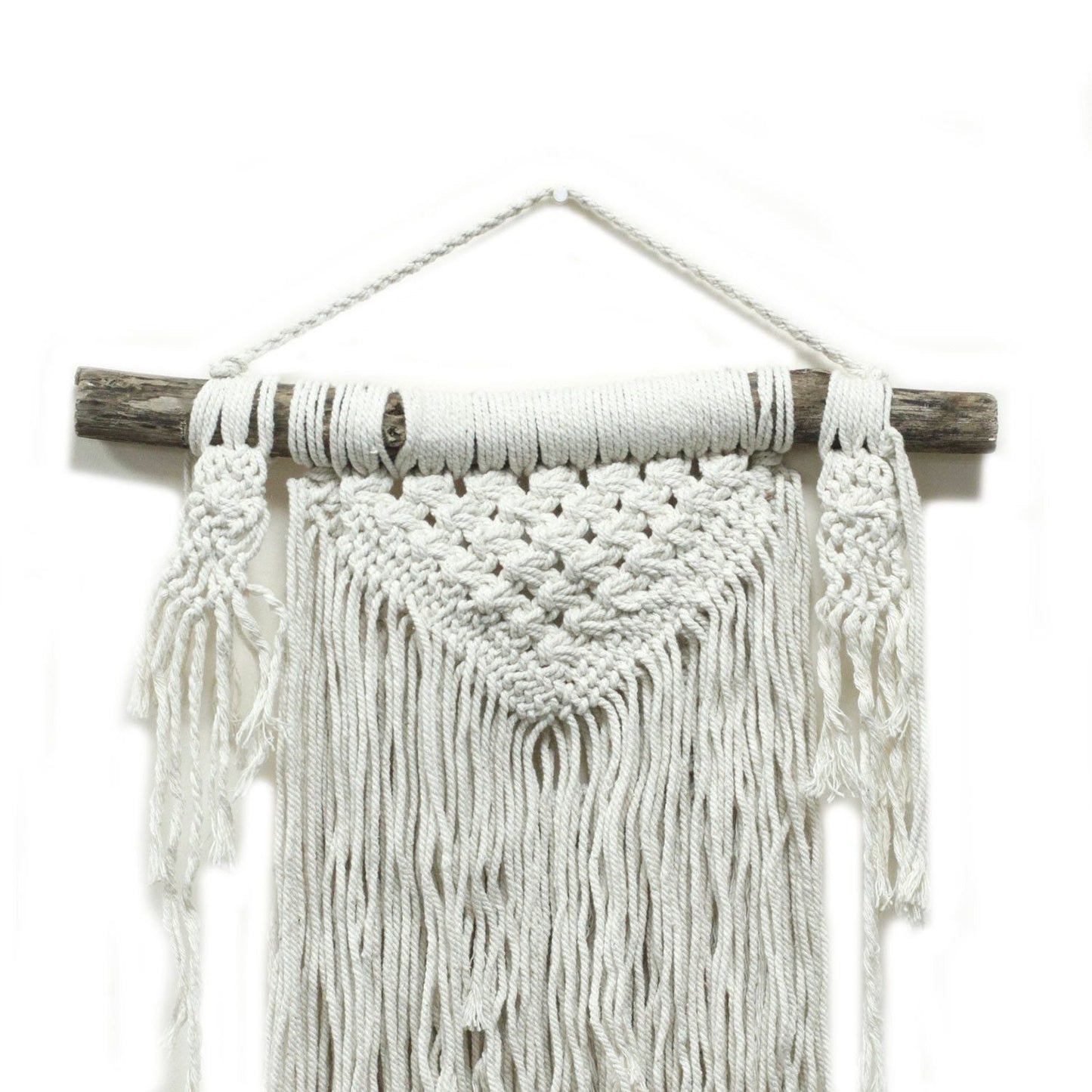 Macramé Wall Hanging – Natural Abundance en algodón natural con diseño boho de nudos y flecos, colgado en rama de madera
