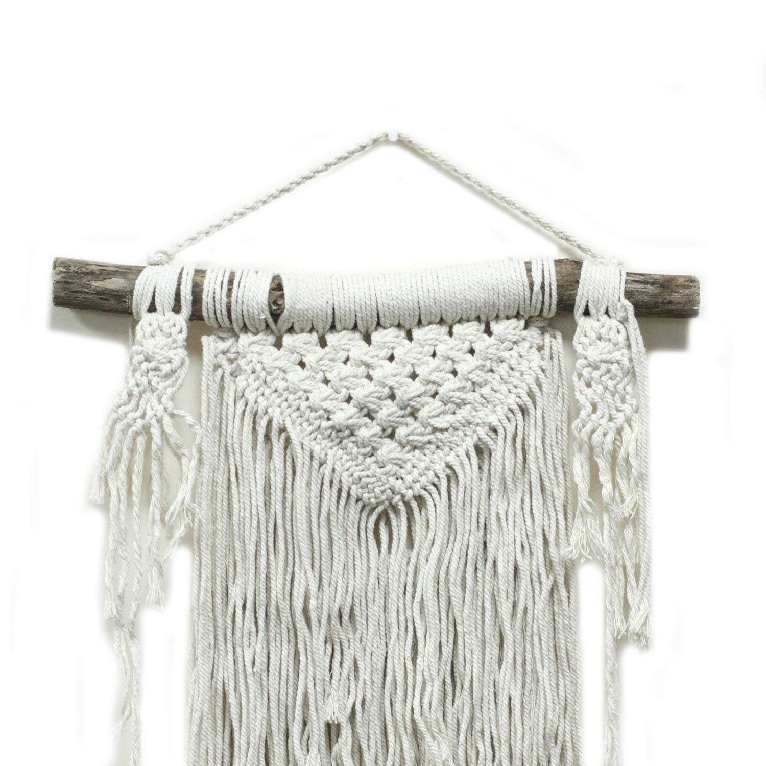 Macramé Wall Hanging – Natural Abundance en algodón natural con diseño boho de nudos y flecos, colgado en rama de madera
