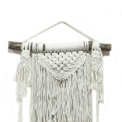 Macramé Wall Hanging – Natural Abundance en algodón natural con diseño boho de nudos y flecos, colgado en rama de madera