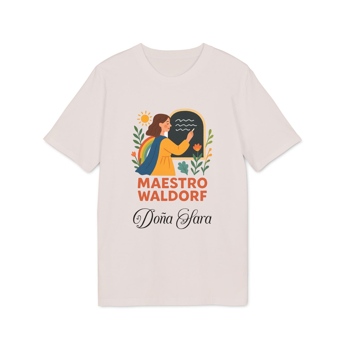 Maestro Waldorf Personalizada Sustainable Unisex Tee beige con ilustración de maestra en pizarrón y texto “Maestro Waldorf Doña Clara”