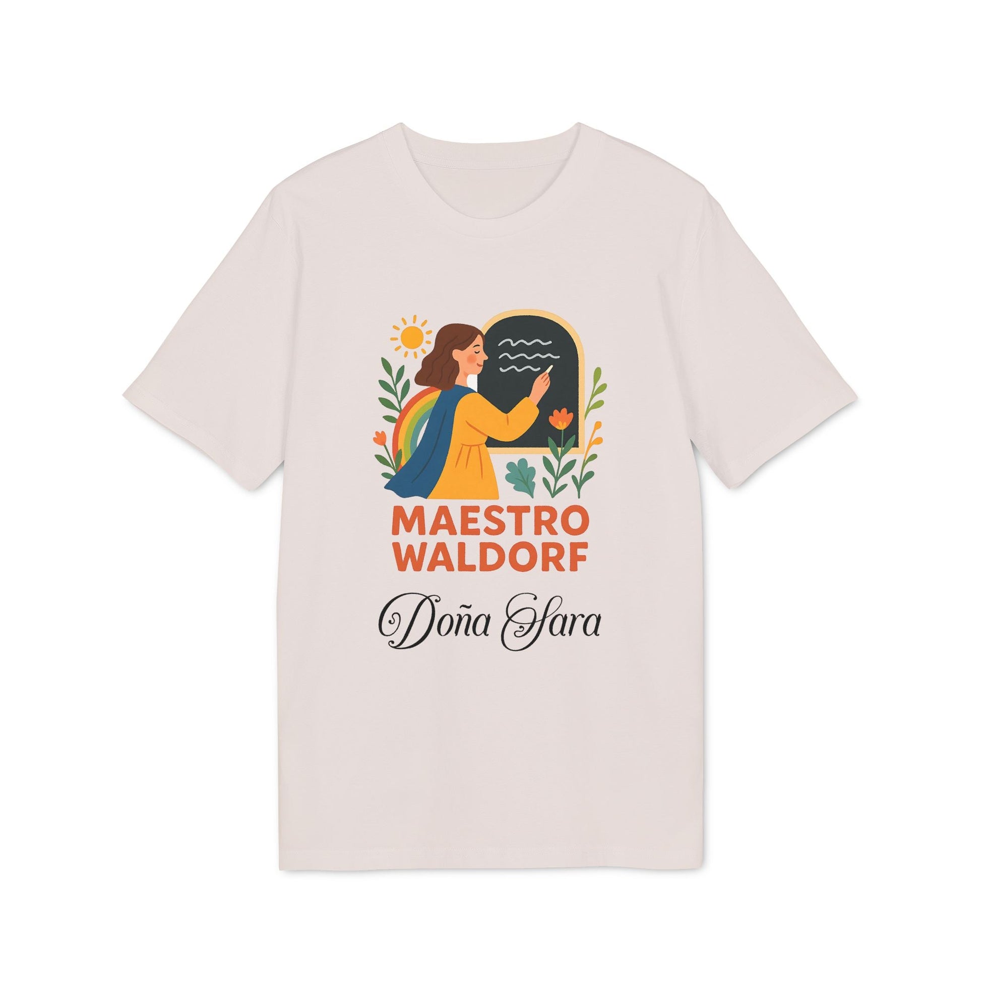 Maestro Waldorf Personalizada Sustainable Unisex Tee beige con ilustración de maestra en pizarrón y texto “Maestro Waldorf Doña Clara”