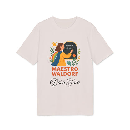 Maestro Waldorf Personalizada Sustainable Unisex Tee beige con ilustración de maestra en pizarrón y texto “Maestro Waldorf Doña Clara”