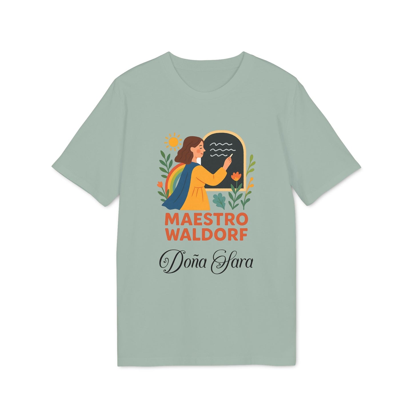 Maestro Waldorf Personalizada Sustainable Unisex Tee en color verde salvia con gráfico de mujer y texto “MAESTRO WALDORF” y “Doña Sara”