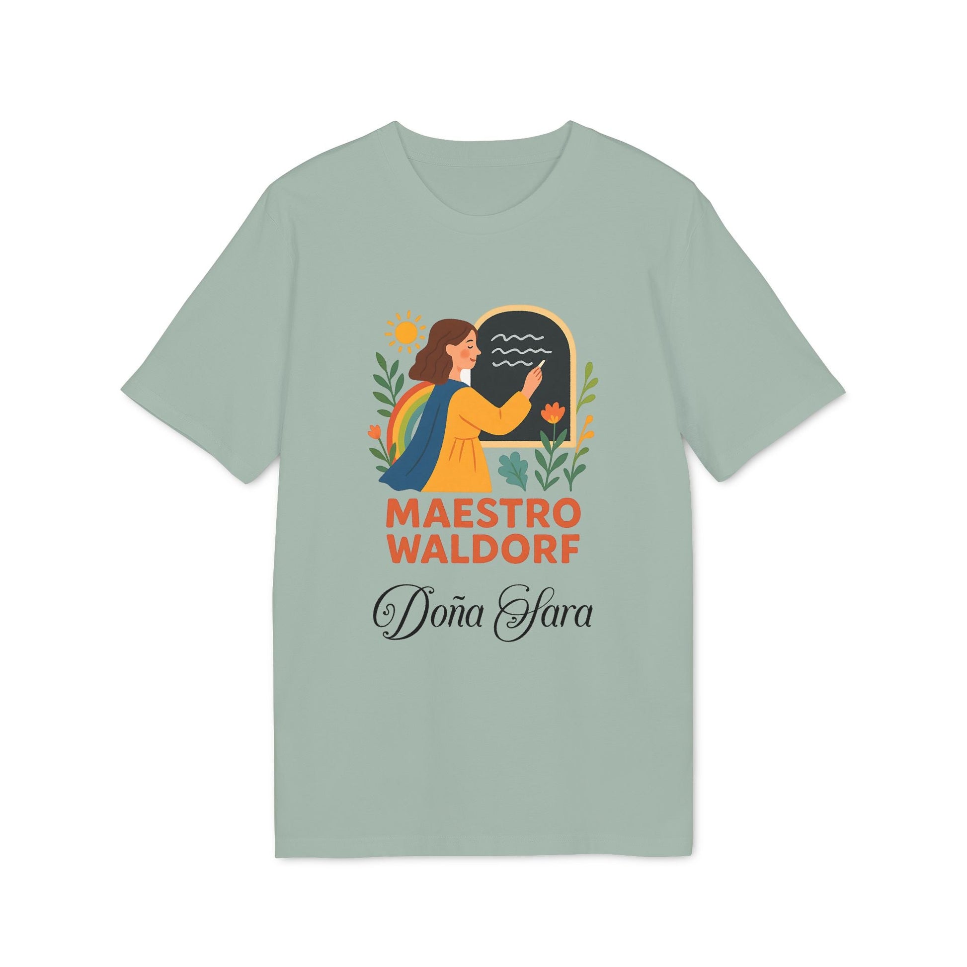 Maestro Waldorf Personalizada Sustainable Unisex Tee en color verde salvia con gráfico de mujer y texto “MAESTRO WALDORF” y “Doña Sara”