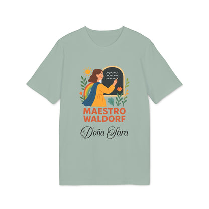 Maestro Waldorf Personalizada Sustainable Unisex Tee en color verde salvia con gráfico de mujer y texto “MAESTRO WALDORF” y “Doña Sara”
