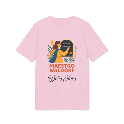 Maestro Waldorf Personalizada Sustainable Unisex Tee rosa con ilustración y texto “Maestro Waldorf Doña Sara”