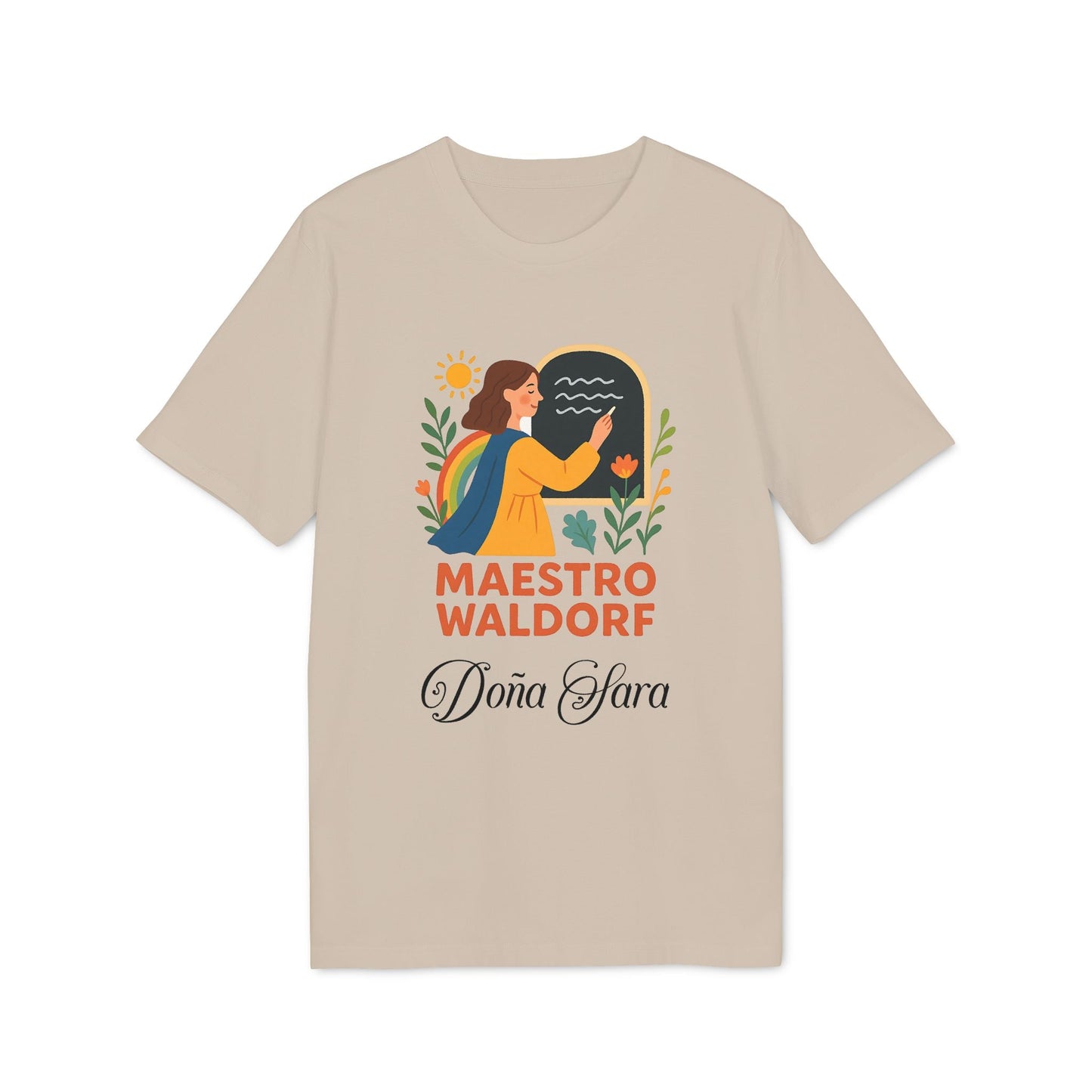 Maestro Waldorf Personalizada Sustainable Unisex Tee camiseta beige unisex con ilustración y texto “MAESTRO WALDORF” y “Doña Clara”