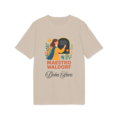 Maestro Waldorf Personalizada Sustainable Unisex Tee camiseta beige unisex con ilustración y texto “MAESTRO WALDORF” y “Doña Clara”