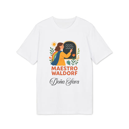 Alt Tag: Maestro Waldorf Personalizada Sustainable Unisex Tee camiseta unisex blanca con ilustración y texto Maestro Waldorf Doña Clara