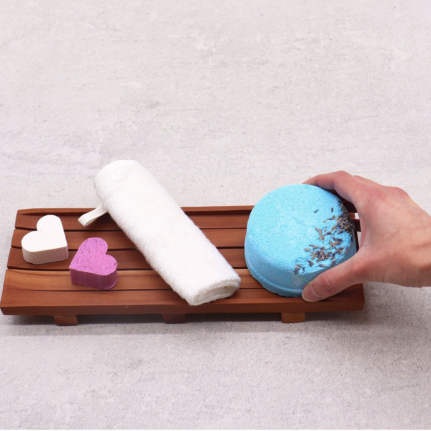 Mahogany Soap Dish – Large 30x14 CM con listones de madera, toalla enrollada y jabones en forma de corazón en baño