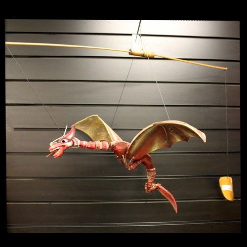 Alt Tag: Majestic Red Coconut Dragon Mobile – 46 CM handgjord hängande mobildekoration i röd kokos med utbredda vingar