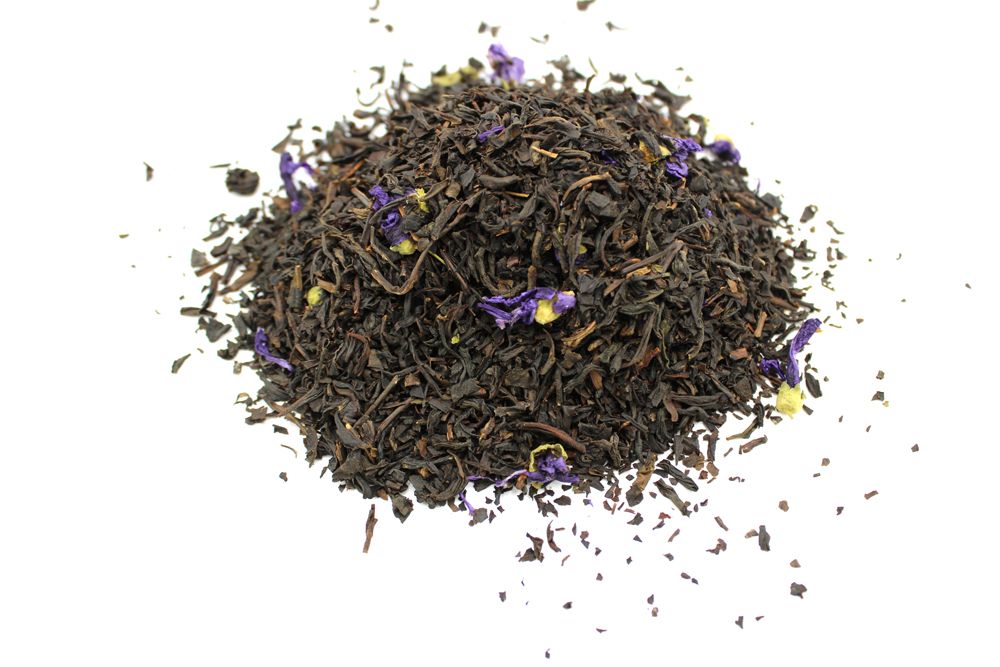 Mallow-Infused Earl Grey Tea – 50G Loose Leaf, mezcla de té negro suelto con flores de malva sobre fondo blanco