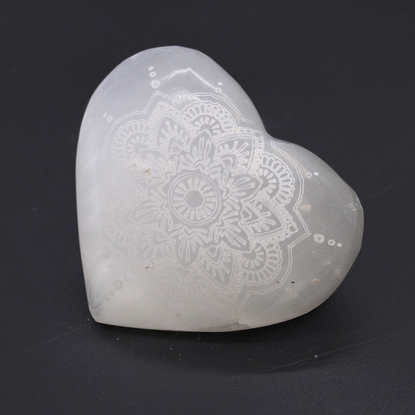 Mandala Engraved Selenite Heart – 7–8 CM, corazón de selenita blanco con grabado mandala, pieza decorativa y para meditación