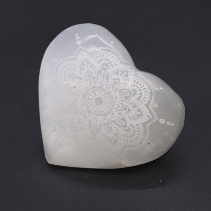Mandala Engraved Selenite Heart – 7–8 CM, corazón de selenita blanco con grabado mandala, pieza decorativa y para meditación