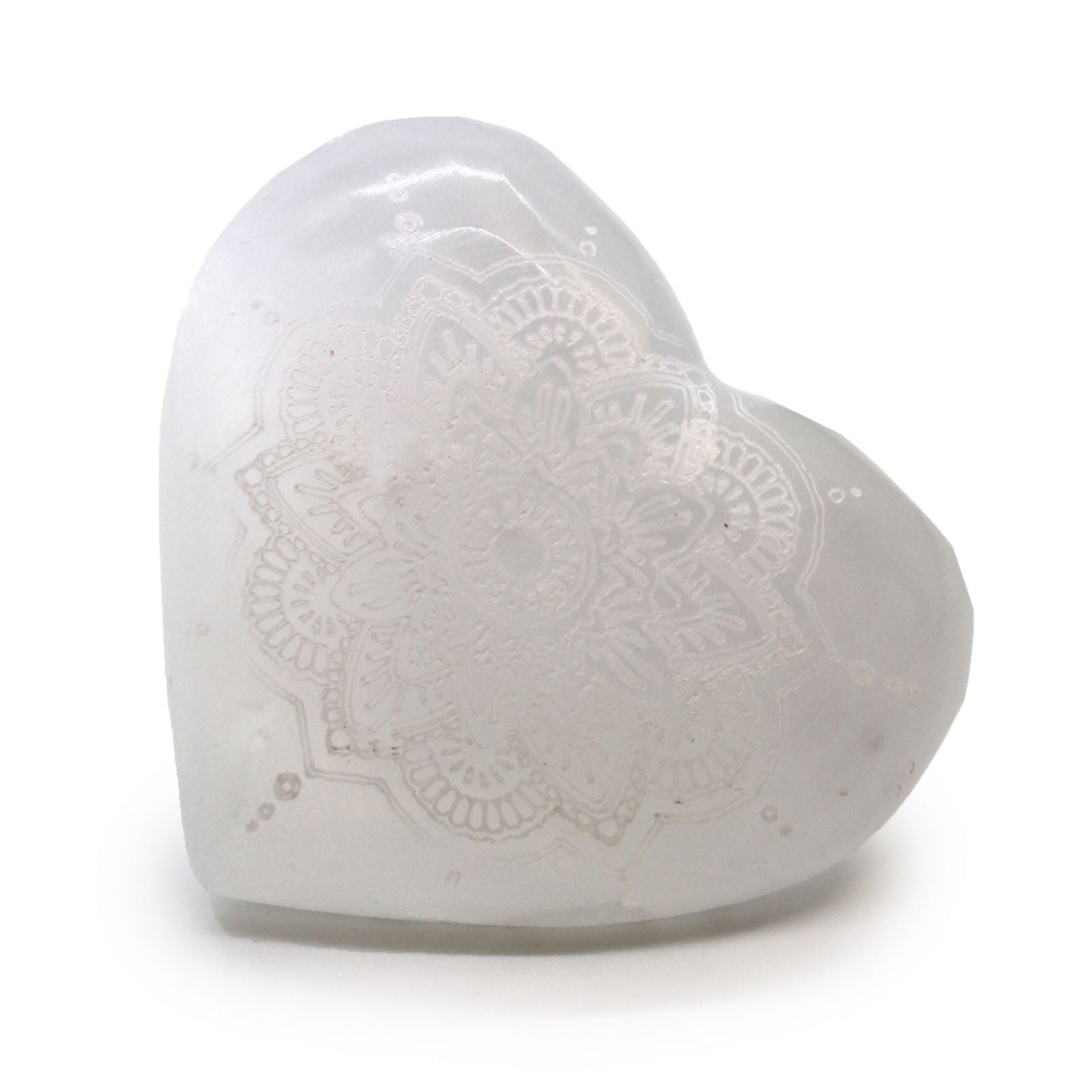 Alt Tag: Mandala Engraved Selenite Heart – 7–8 CM, corazón de selenita blanco con grabado mandala, pieza decorativa