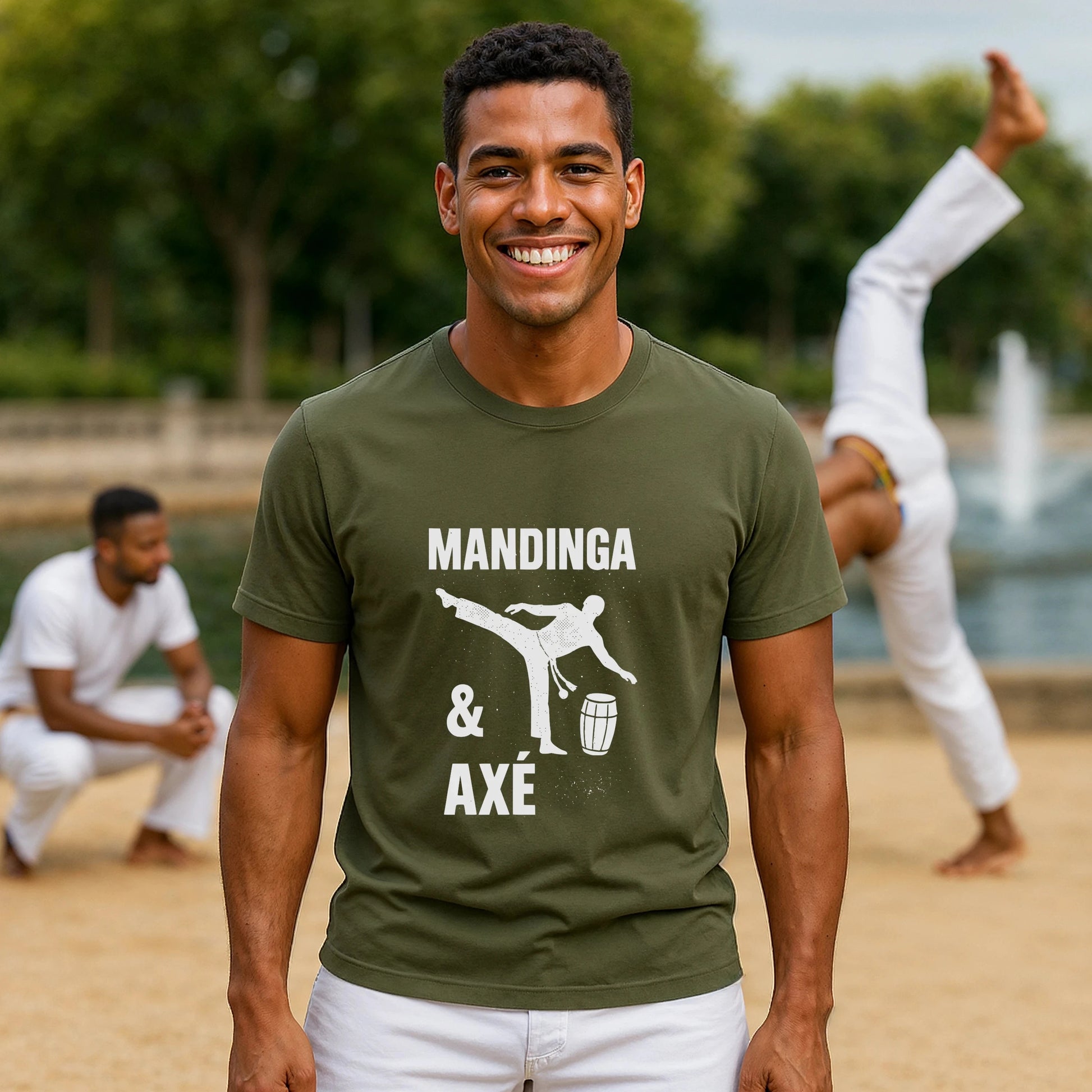 Alt Tag: Mandinga Axe Capoeira Premium Unisex T-Shirt verde oliva con gráfico “Mandinga & Axé”, modelo sonriendo en exterior con capoeira al fondo