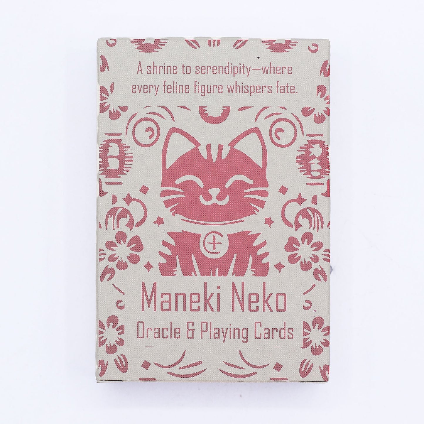 Alt Tag: Fortune Cats Playing & Oracle Cards – Maneki Neko Deck caja rosa con ilustración de gato Maneki Neko y texto “Oracle & Playing Cards”