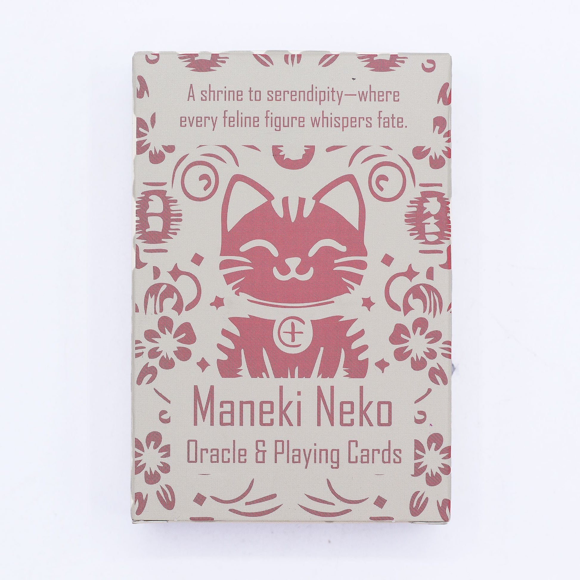 Alt Tag: Fortune Cats Playing & Oracle Cards – Maneki Neko Deck caja rosa con ilustración de gato Maneki Neko y texto “Oracle & Playing Cards”
