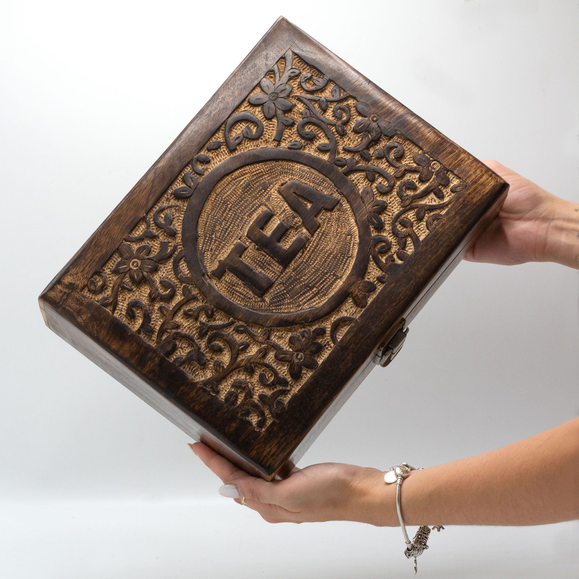 Mango Carved Tea Box (12 fack) – 30 × 23 × 10 CM, teask i mangoträ med handskuret lock