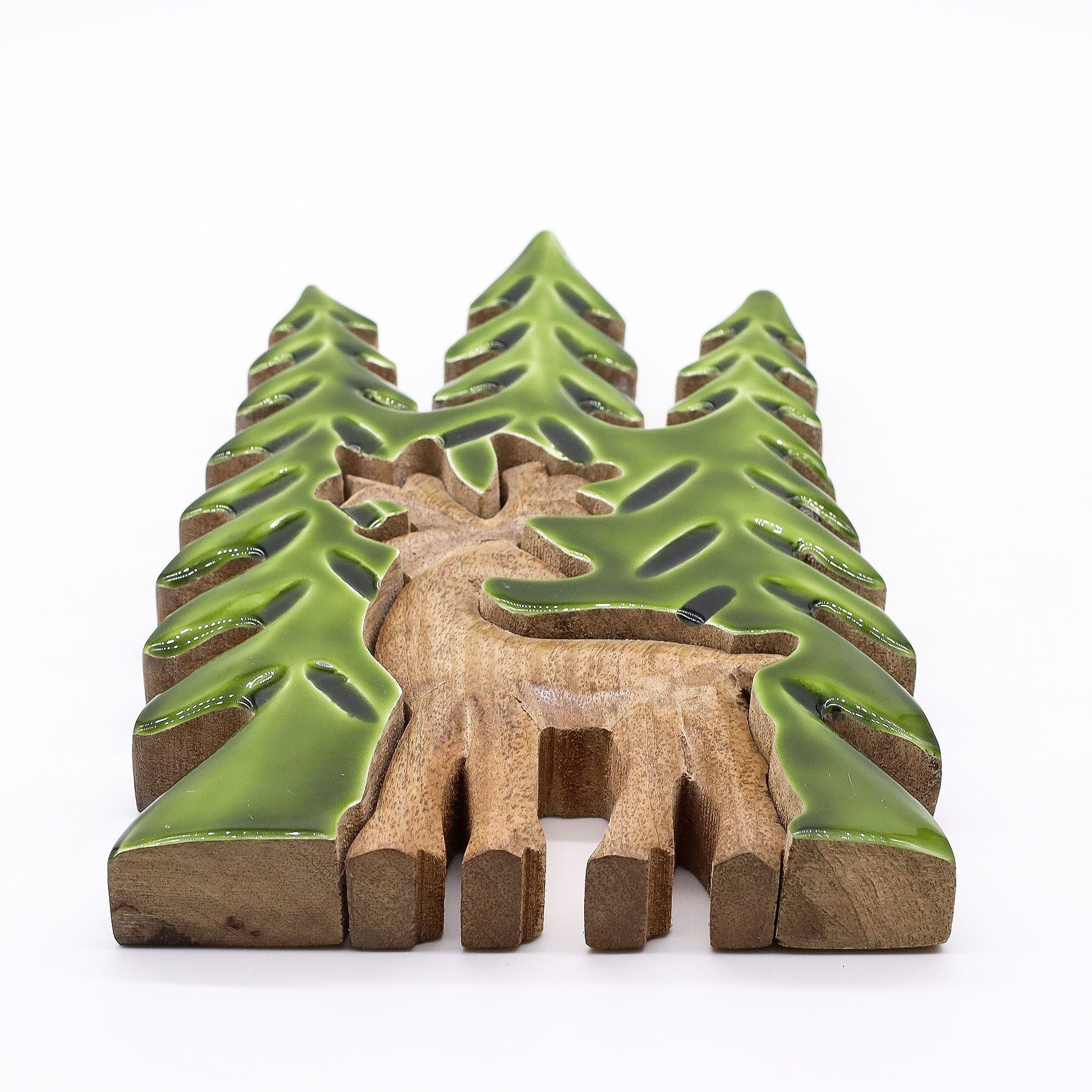 Mango Wood 3D Decoration – 23x15 CM, 3D-dekoration i mangoträ med hjort och tallar med blankt grön emalj