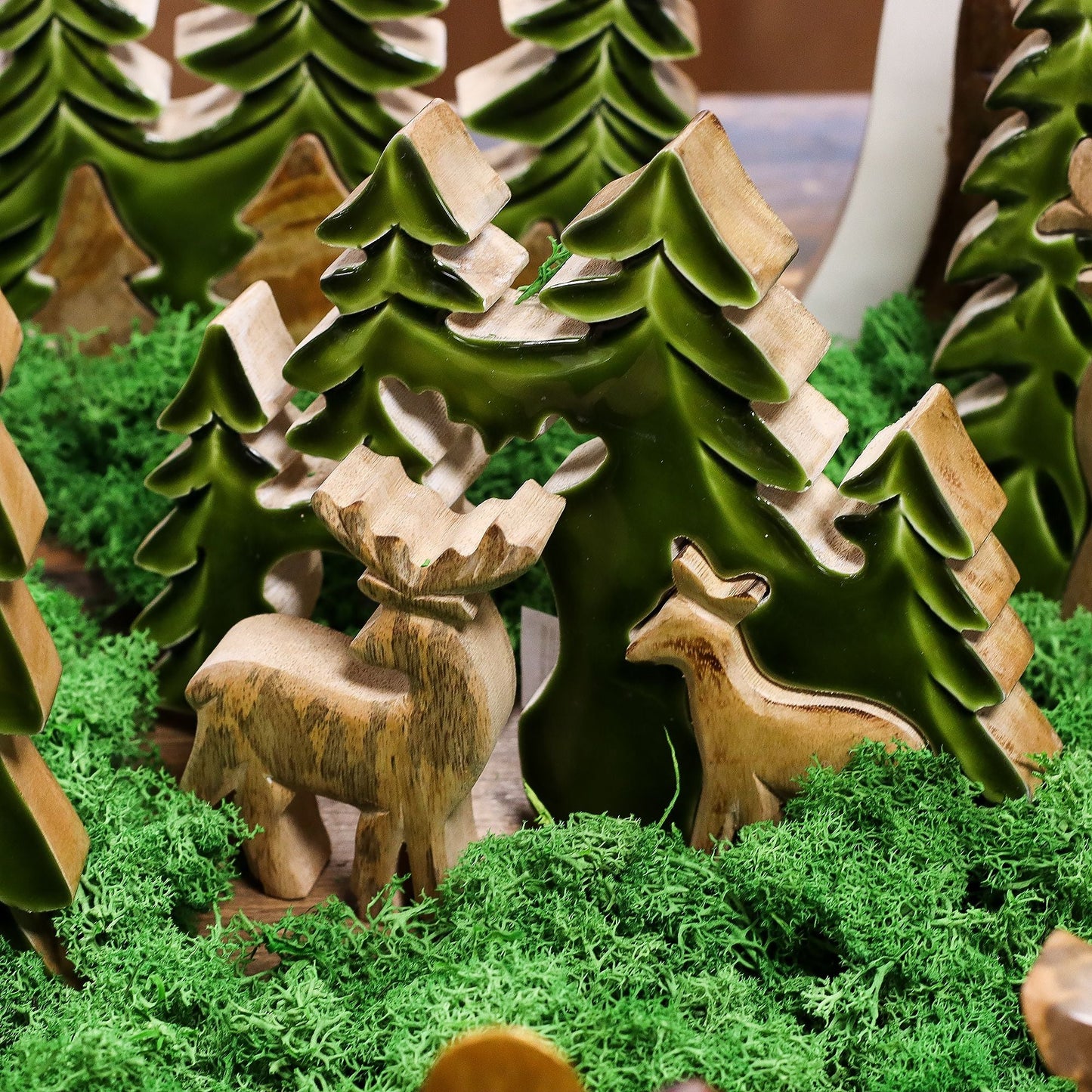 Mango Wood 3D Deer Decoration – 18x23CM, 3D-hjortdekoration i mangoträ med grön glasyr och pinjeträd
