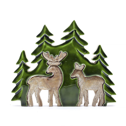 Alt Tag: 3D-hjortdekoration i mangoträ – 18x23CM, 3D-hjort och hjortkalv i skogsmotiv med gröna emaljerade tallar