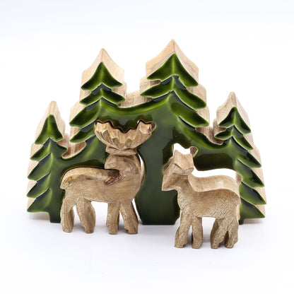 3D-hjortdekoration i mangoträ – 18x23CM med snidade hjortfigurer och en skogsscen med gröna emaljerade tallar