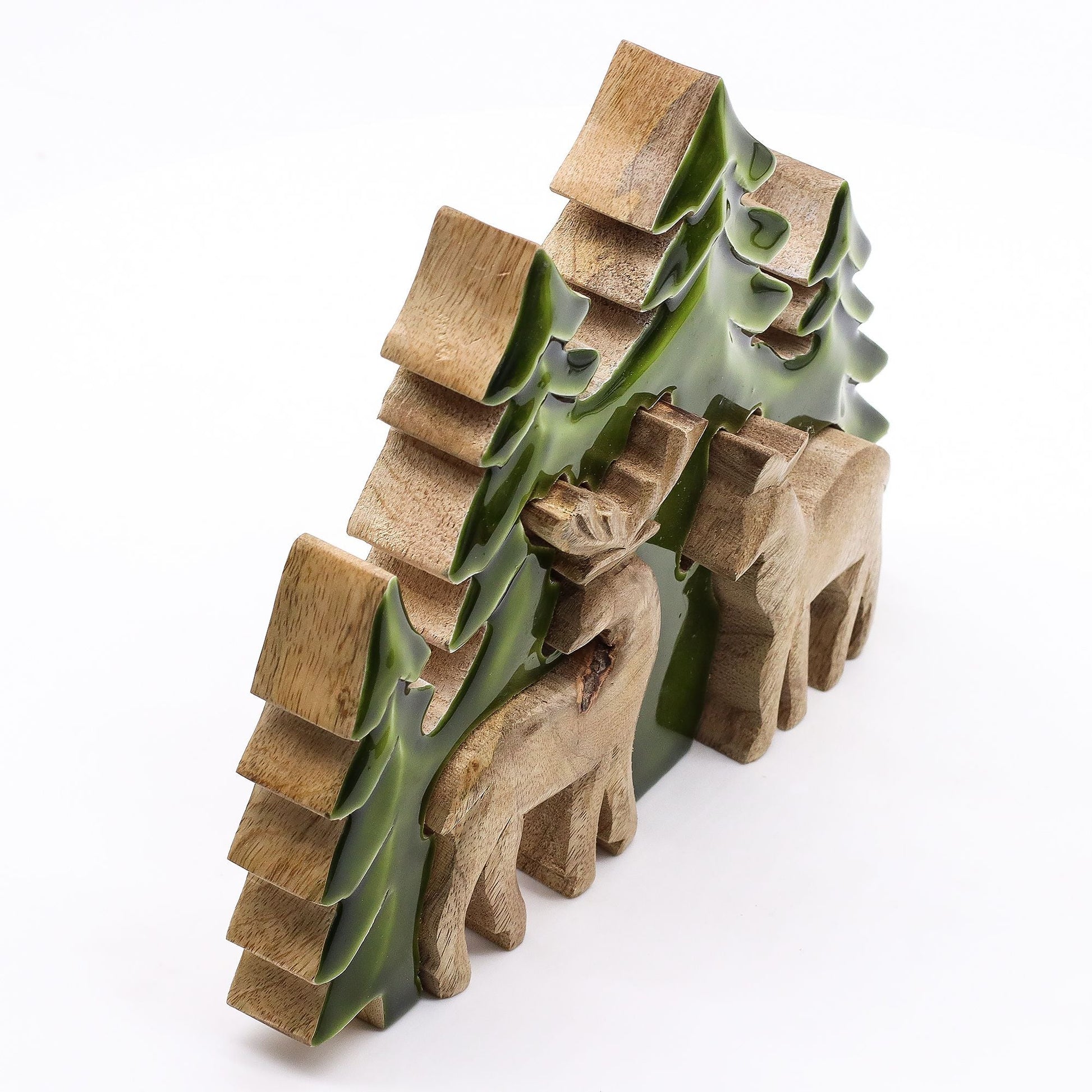 Mango Wood 3D Hjortdekoration – 18x23CM, 3D-hjort i trä med skogsträd, gröna emaljdetaljer, heminredning