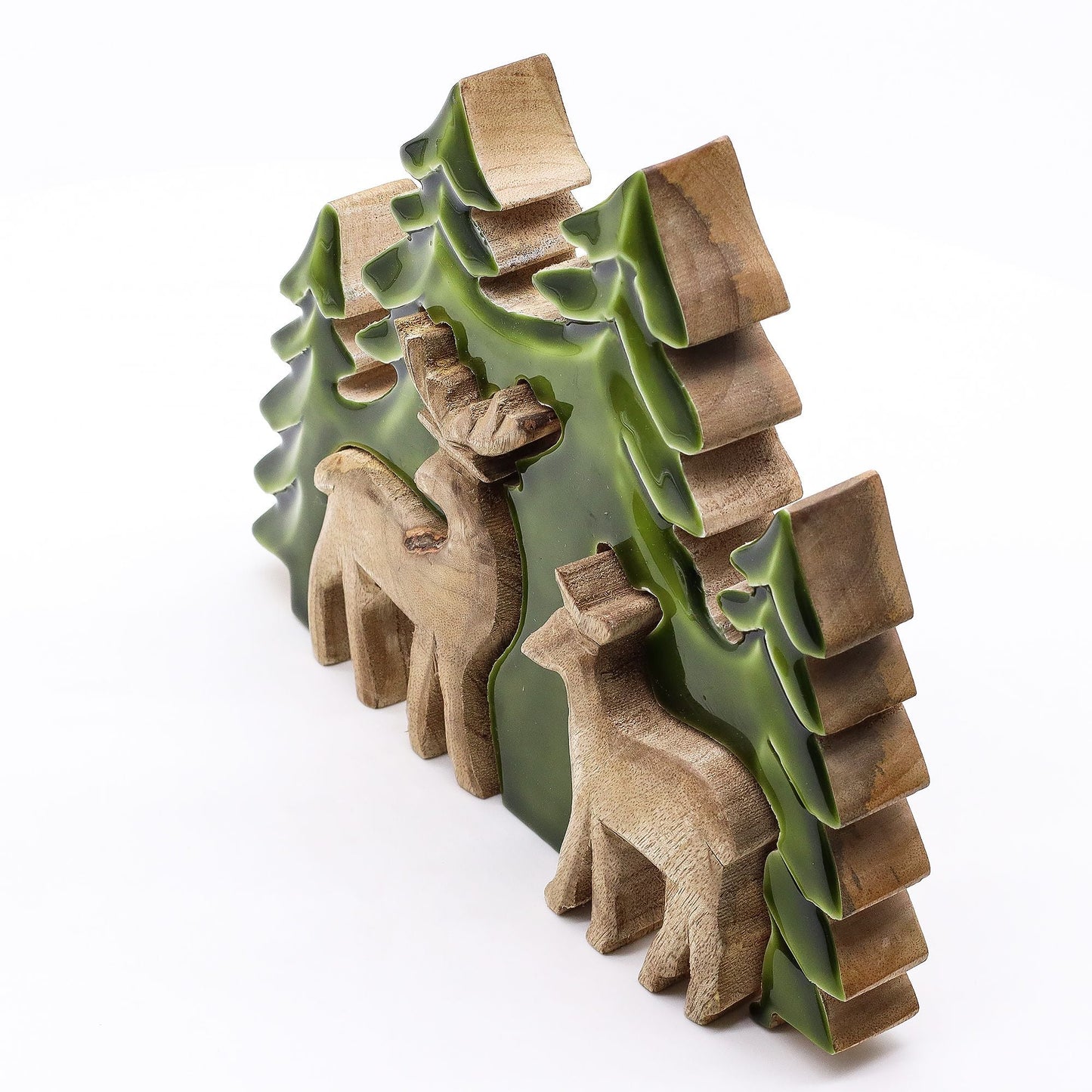 Alt Tag: 3D-hjortdekoration i mangoträ – 18x23CM, 3D-snidad hjort och skogsscen i mangoträ med gröna emaljdetaljer