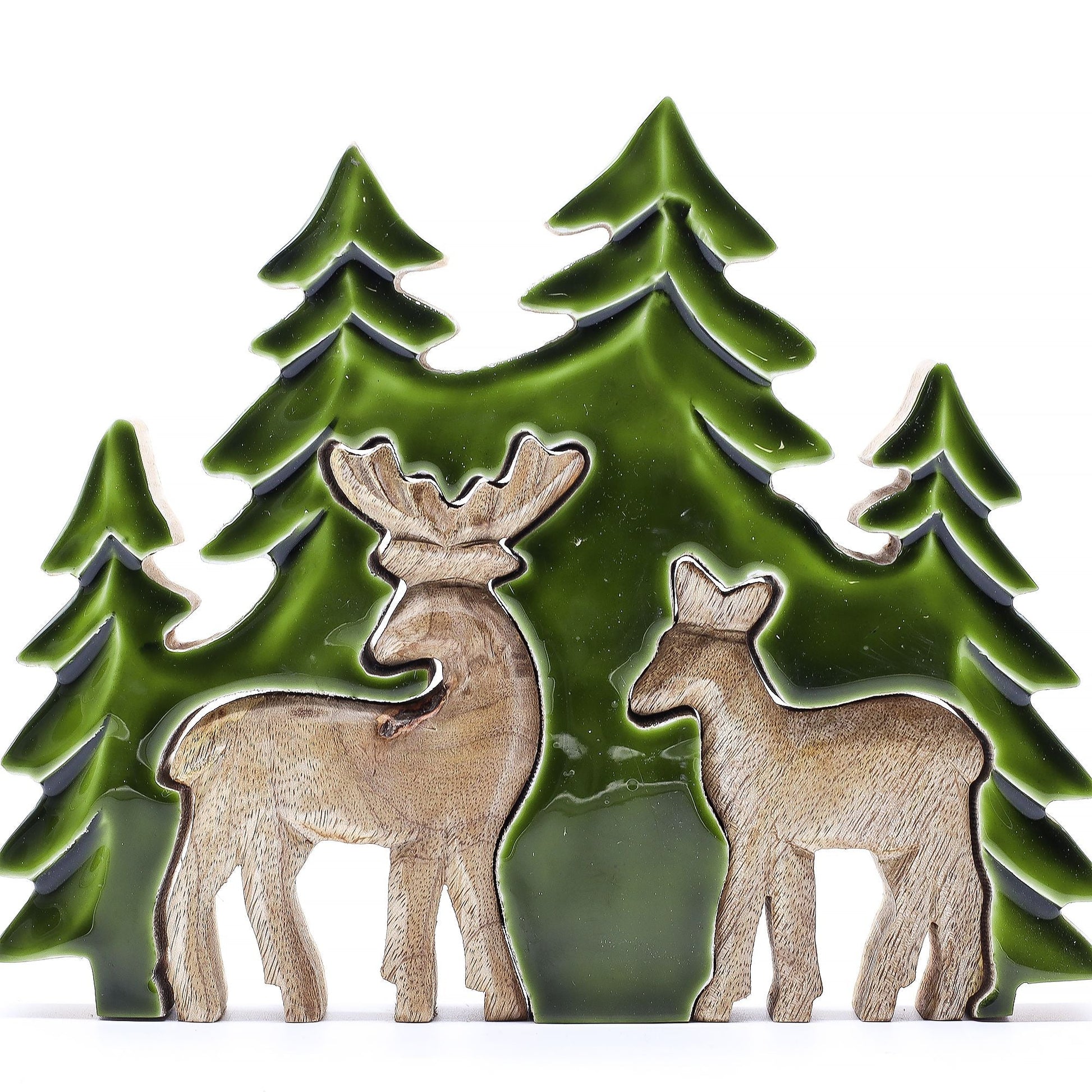 Mango Wood 3D Deer Decoration – 18x23CM med hjortar snidade i trä och grön emalj med skogsinspirerad design