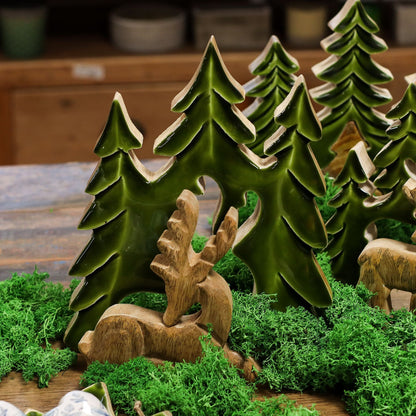 3D-hjortdekoration i mangoträ – 23x20 CM med grön emaljfinish, hjort i trä och skogsträd som bordsdekoration